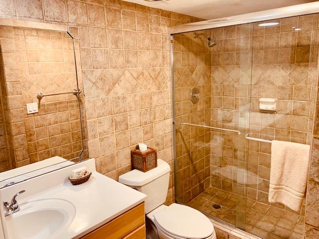 2607 Bridgewood Drive, Unit 2607 Boca Raton, FL 33434 - Photo 28 of 41 master bath