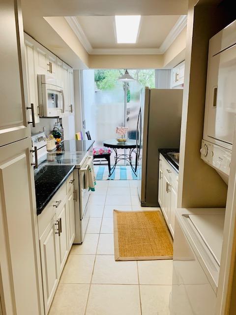 2607 Bridgewood Drive, Unit 2607 Boca Raton, FL 33434 - Photo 10 of 41 kitchen