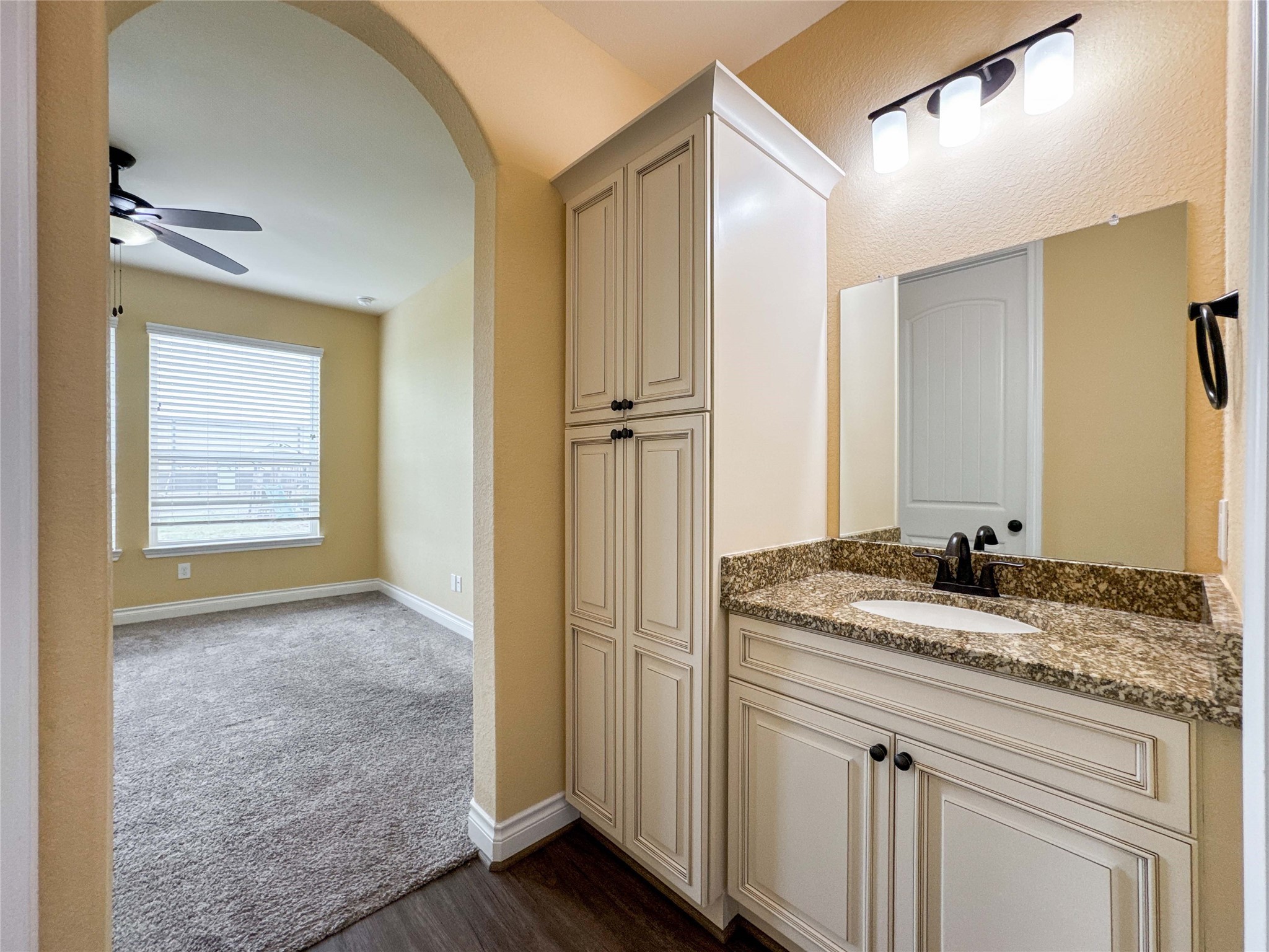 1409 County Road 63 Rosharon, TX 77583 - Photo 31 of 49 Jack and Jill Bathroom for Bedroom #3