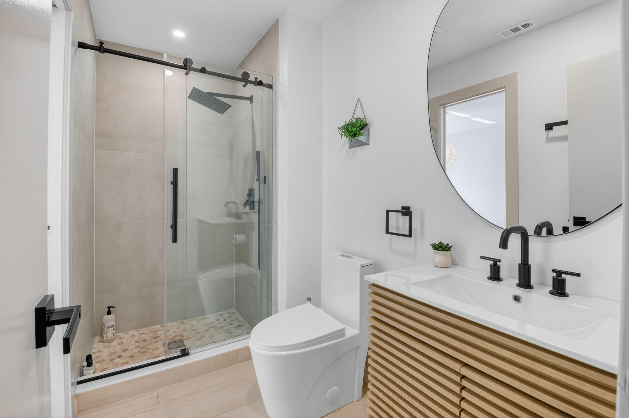 233 Southwest 28th Avenue Delray Beach, FL 33445 - Photo 25 of 61 2nd Bathroom