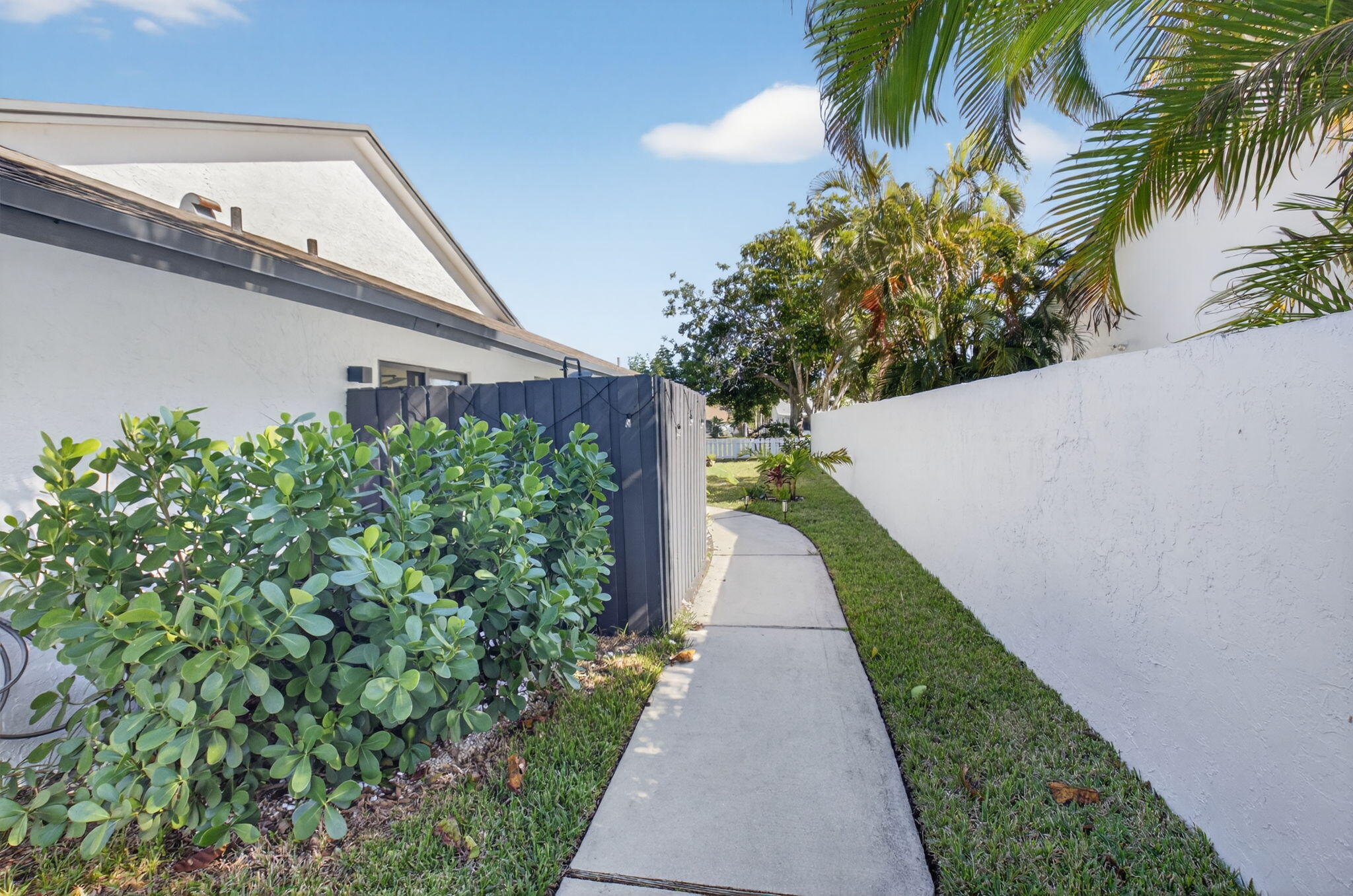233 Southwest 28th Avenue Delray Beach, FL 33445 - Photo 46 of 61 Sideyard