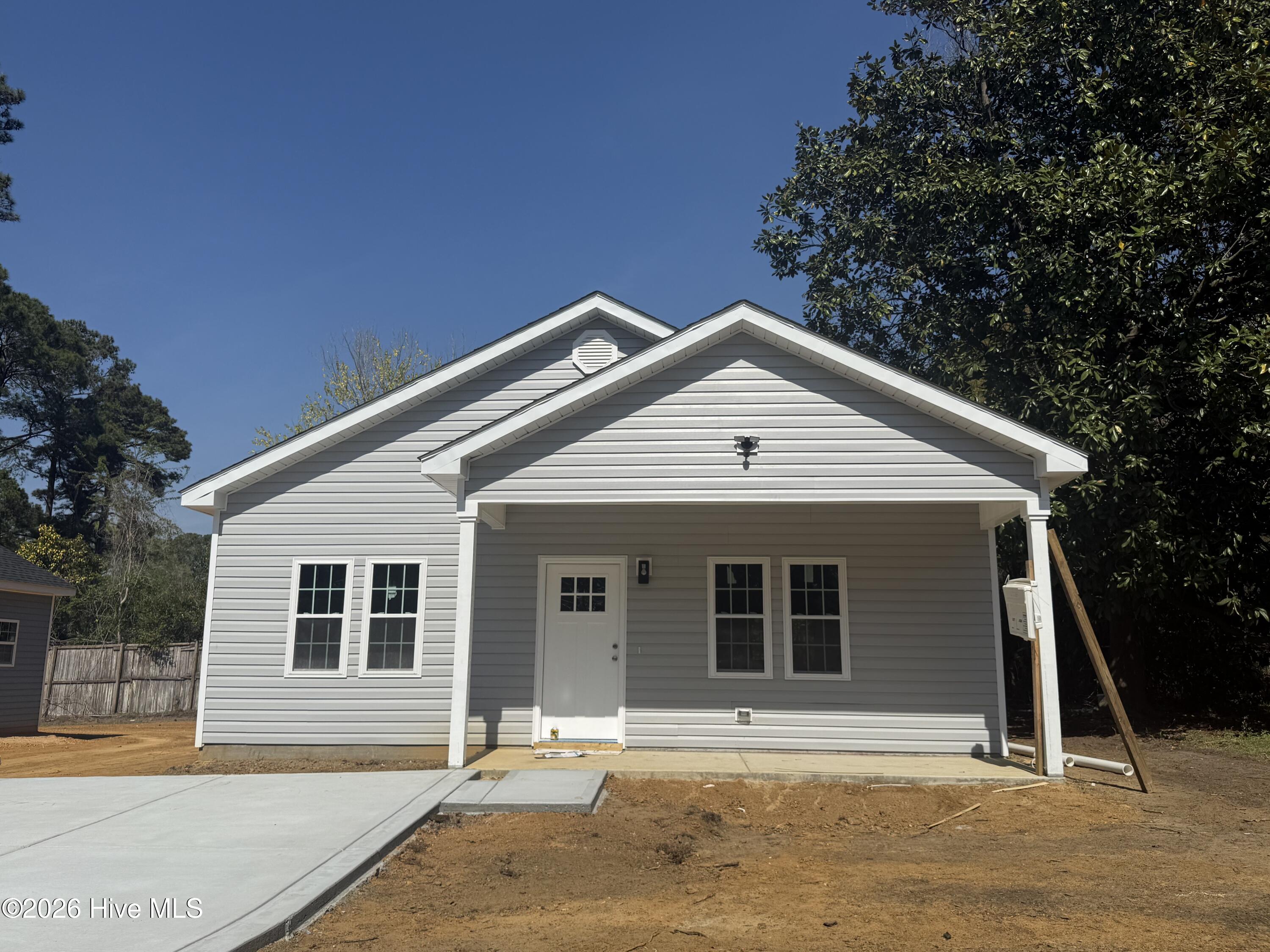 214 Pearl Street Clinton, NC 28328 - Photo 1 of 15 IMG_2856