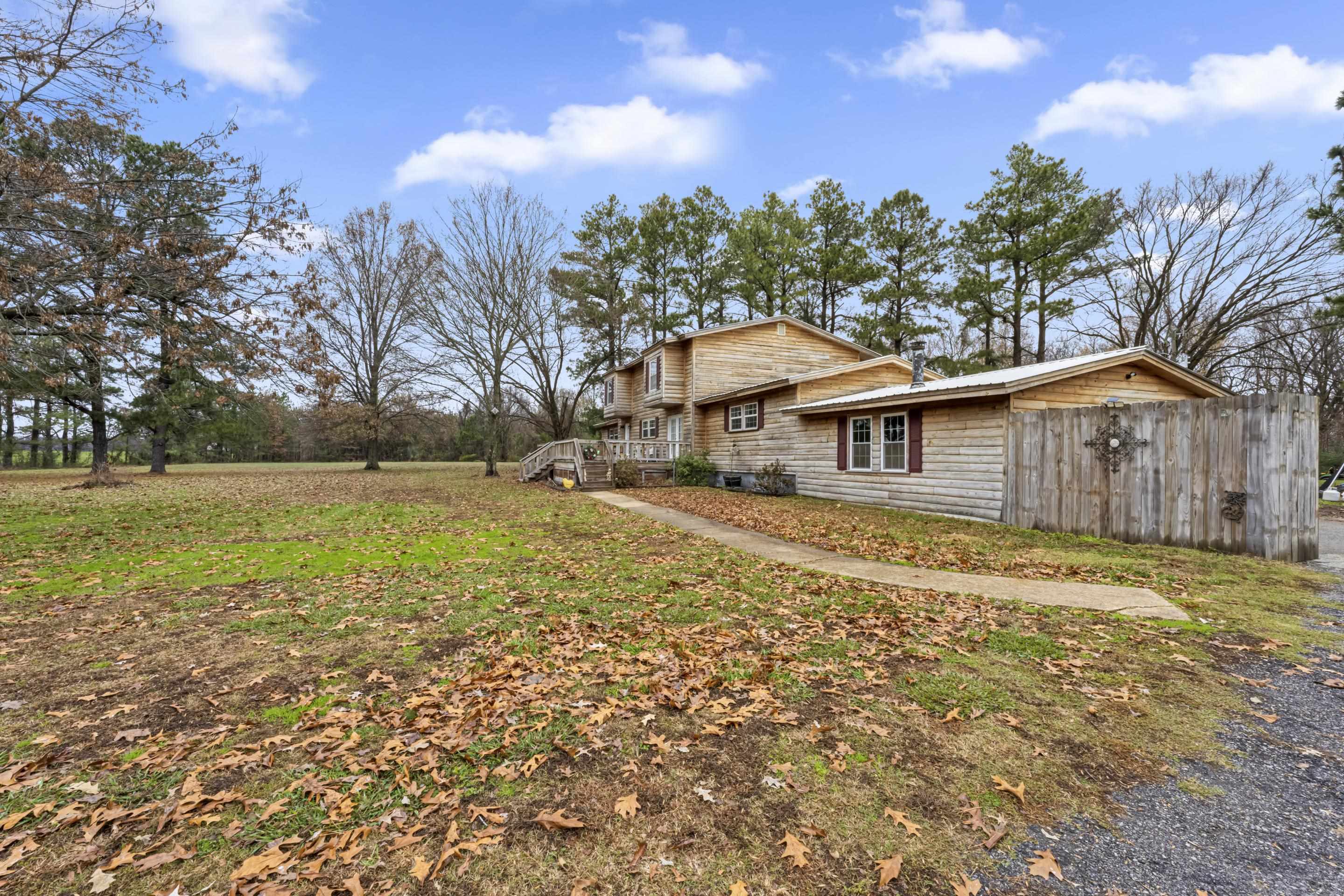 754 McWilliams Road Covington, TN 38019 - Photo 3 of 28 a backyard of a house with table and chairs