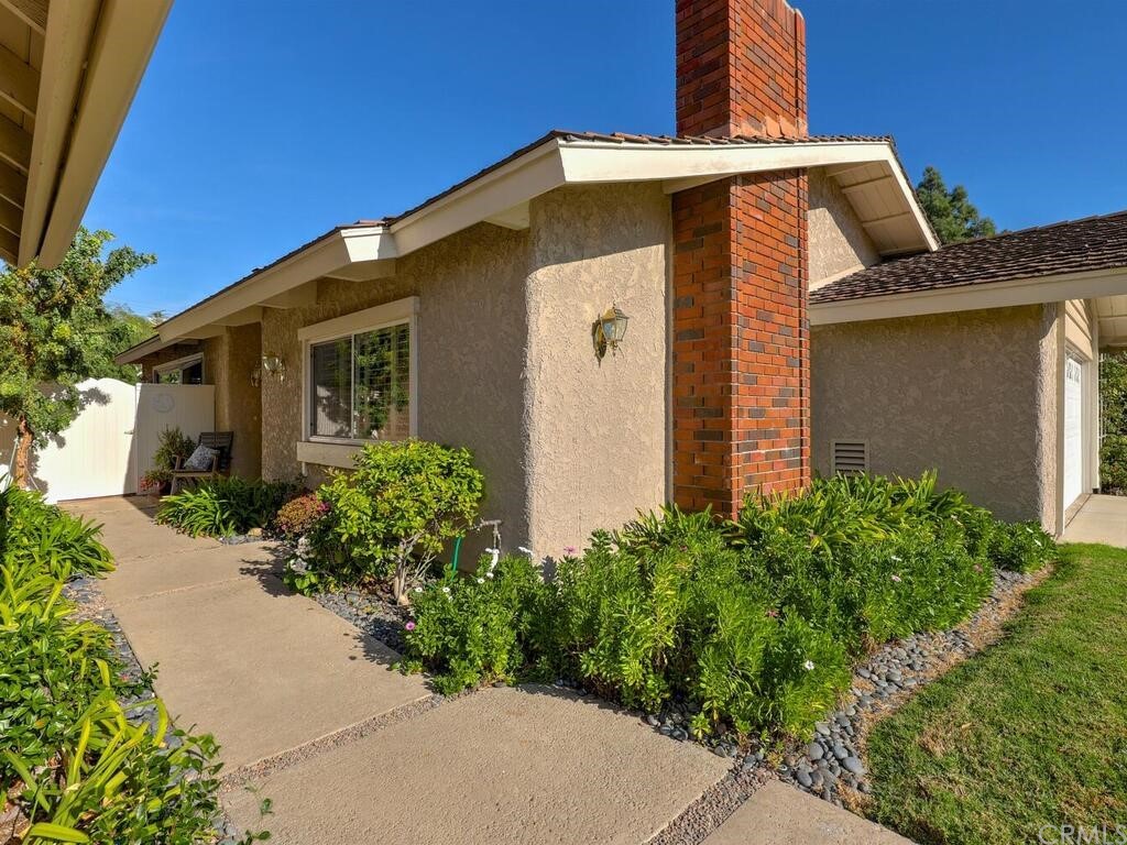 7 Sunridge Irvine, CA 92604 - Photo 6 of 66 a front view of a house with garden