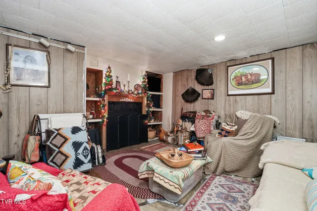 $195,995 | 195 Red Oak Ridge Road, Castlewood, VA 24224