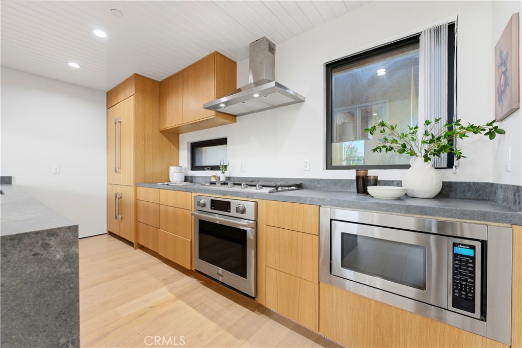11702 Charnock Road Los Angeles, CA 90066 - Photo 7 of 20 Gallery Image 7