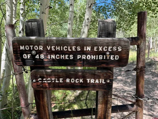 a street sign that is sitting on a wooden bench
