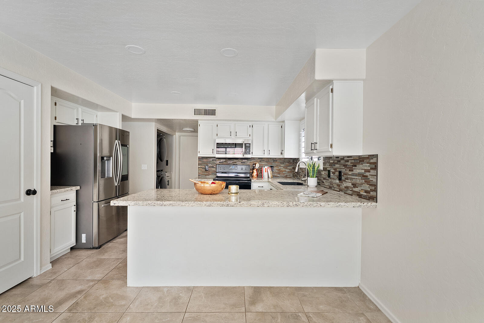 861 West Shellfish Drive Gilbert, AZ 85233 - Photo 11 of 32 a kitchen with stainless steel appliances a refrigerator sink and stove