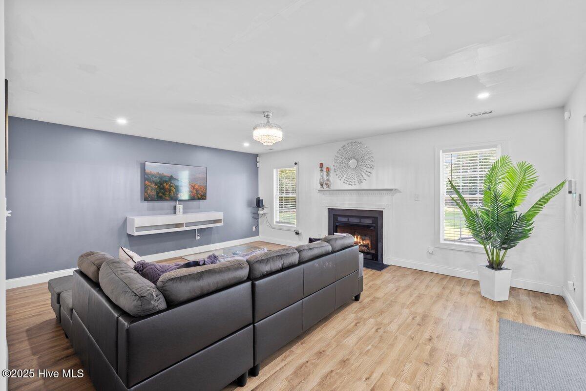 404 Seahawk Court Richlands, NC 28574 - Photo 6 of 23 404 Seahawk Ct 10