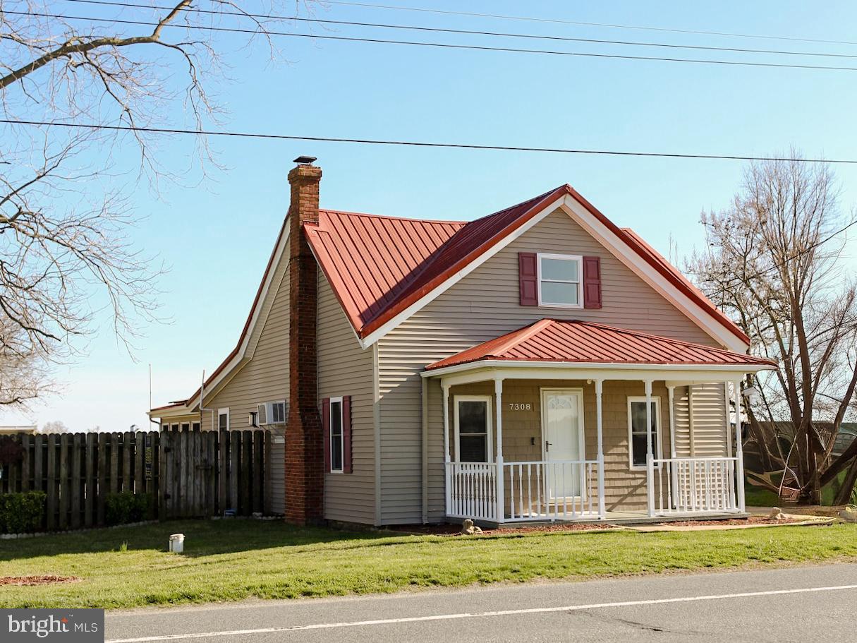 7308 Federalsburg Road Bridgeville, DE 19933 - Photo 3 of 24 a front view of a house with a garden