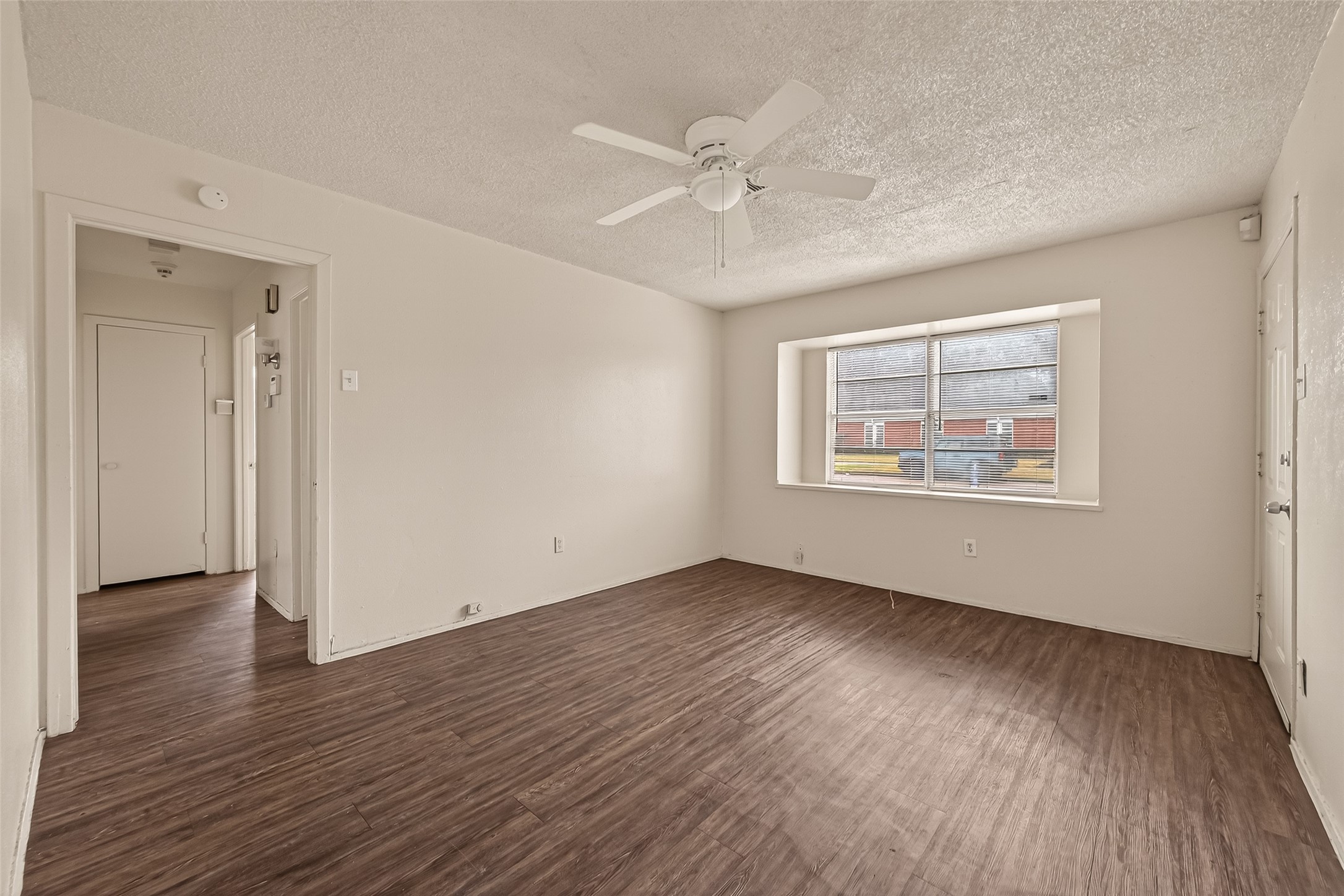 4307 Holloway Drive Houston, TX 77047 - Photo 6 of 37