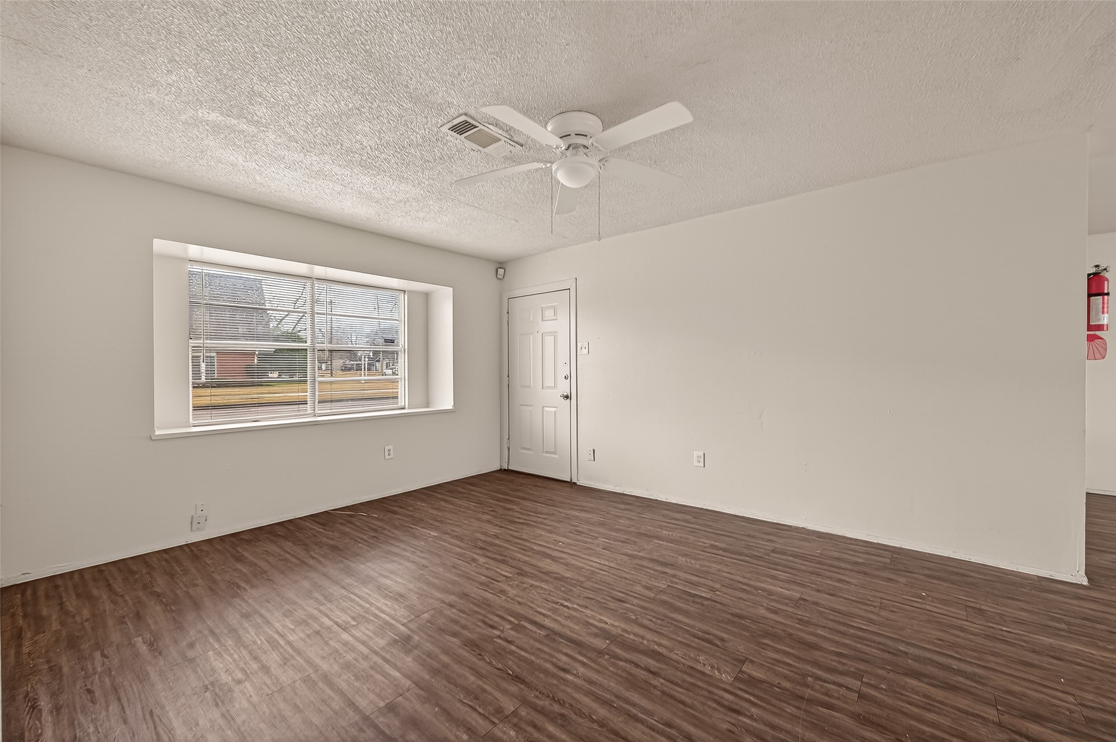 4307 Holloway Drive Houston, TX 77047 - Photo 7 of 37