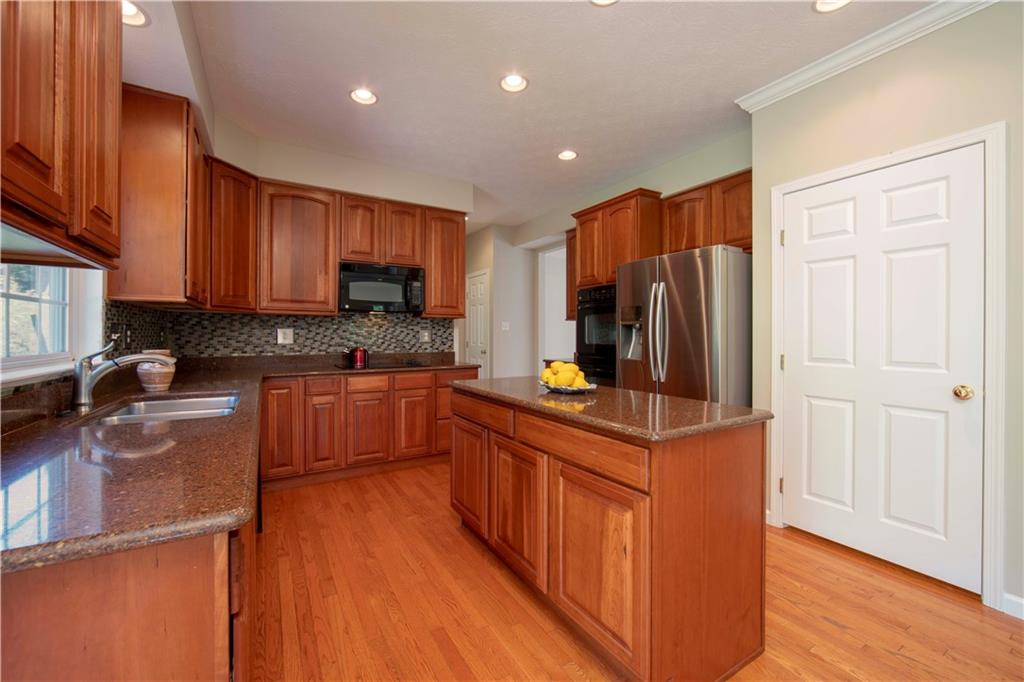 3839 Anderson Road Gibsonia, PA 15044 - Photo 6 of 24 Eat-in kitchen with island, granite...