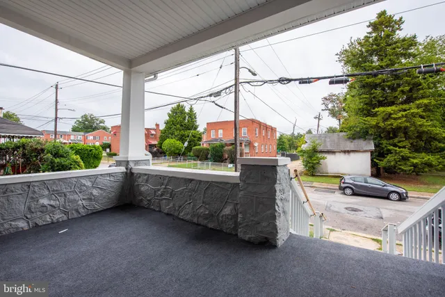 a view of outdoor space and living tub
