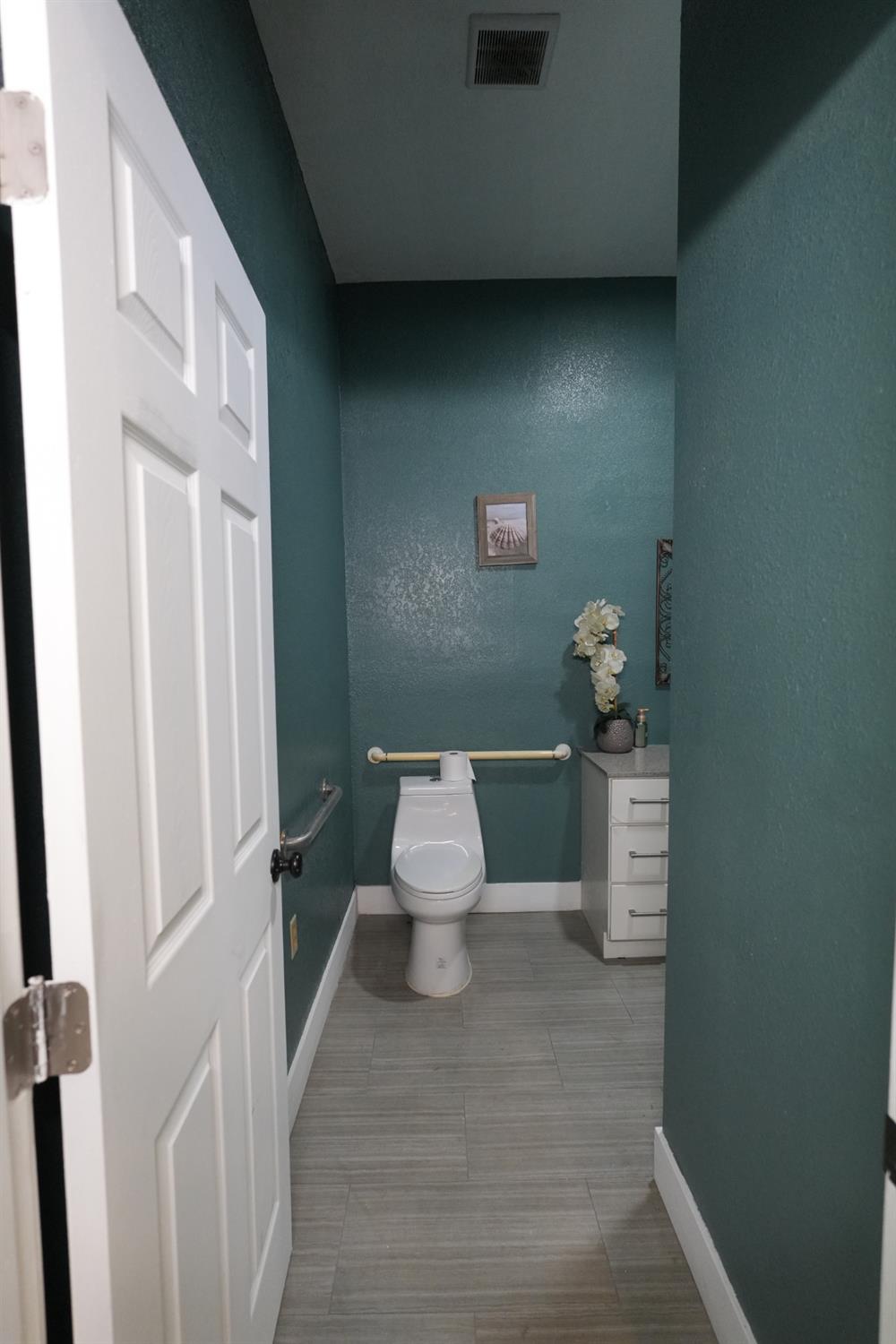 1133 East Harding Way Stockton, CA 95205 - Photo 17 of 41