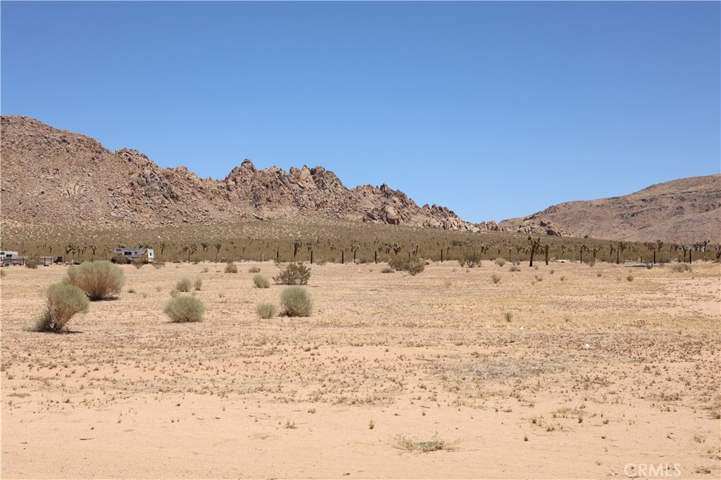 5 Oldenburg Road Apple Valley, CA 92307 - Photo 4 of 7 a large white bed with sky view