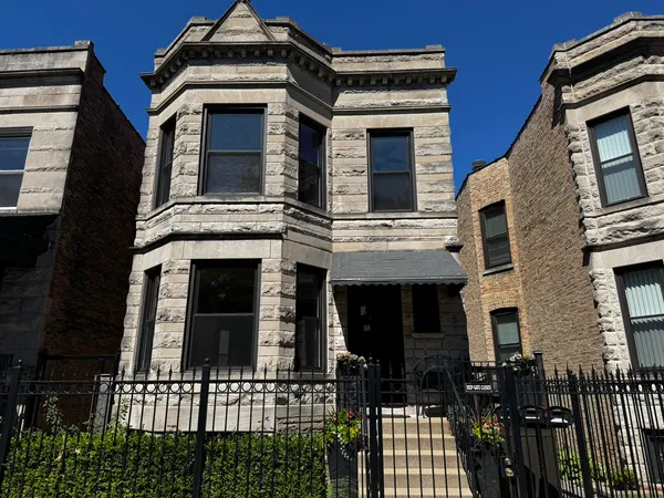 $3,900 | 2424 North Mozart Street, Unit 2, Chicago, IL 60647