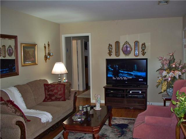 614 American Road Nashville, TN 37209 - Photo 3 of 12 Living Room