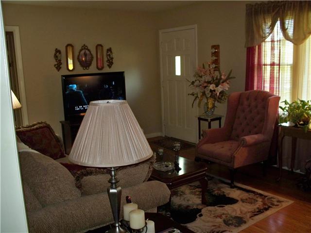 614 American Road Nashville, TN 37209 - Photo 4 of 12 Living Room