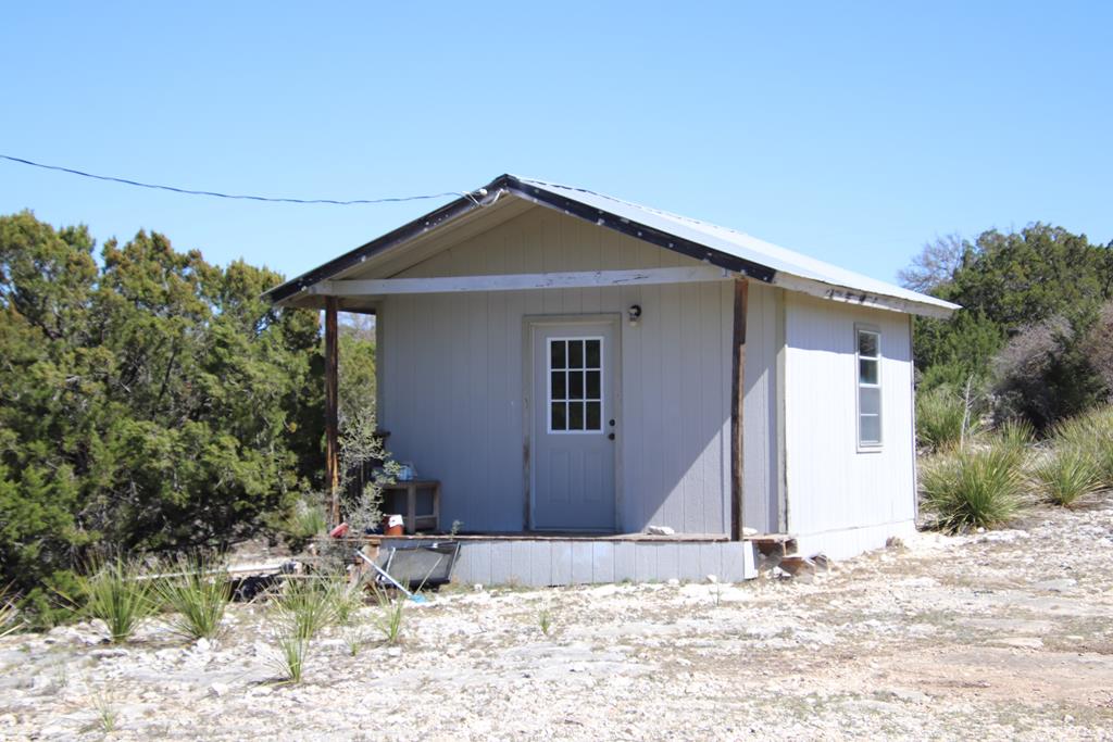 45200 Cr 450 Rocksprings Tx 78880 Rocksprings, TX 78880 - Photo 34 of 55 a view of a house with a yard