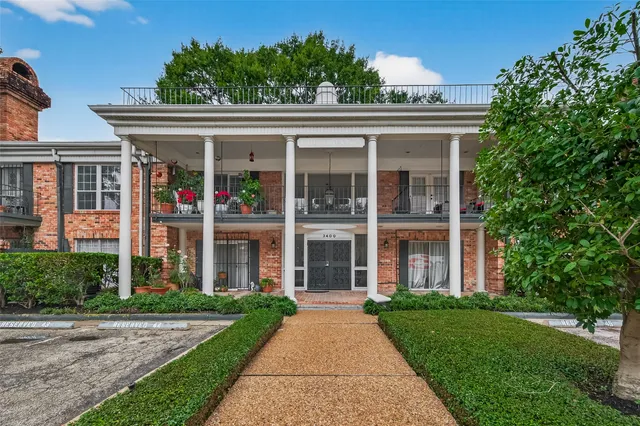 front view of house with a yard