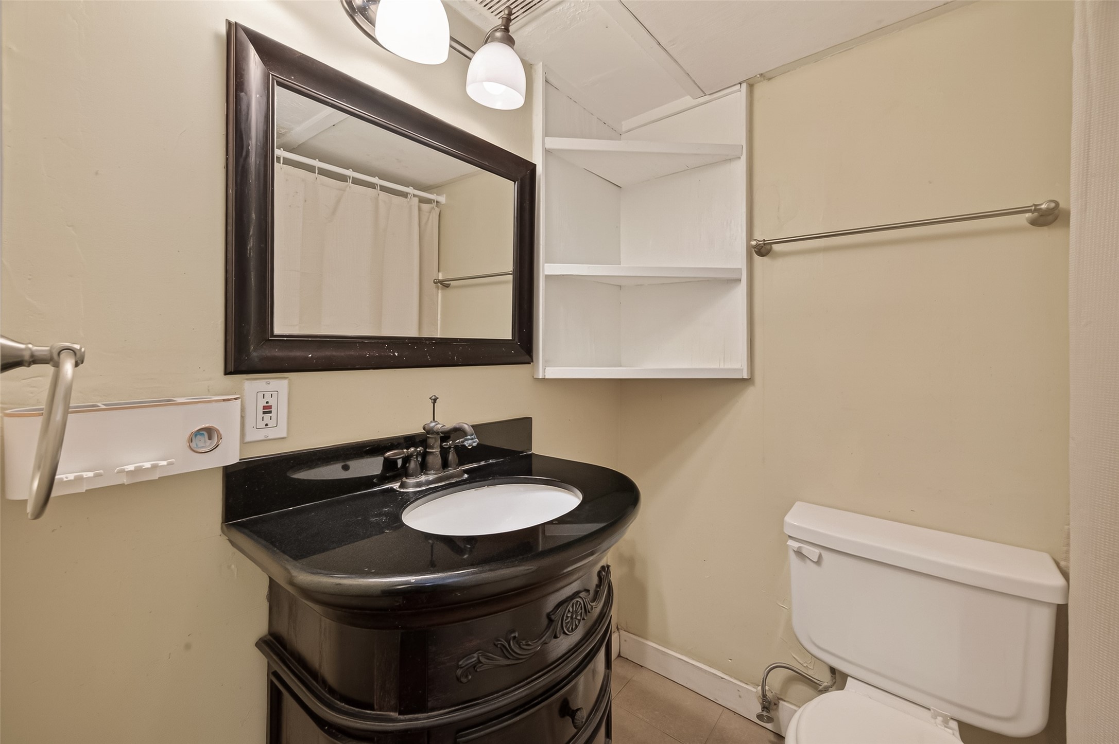 3400 Timmons Lane, Unit 31 Houston, TX 77027 - Photo 20 of 32 a bathroom with a sink a toilet and a mirror