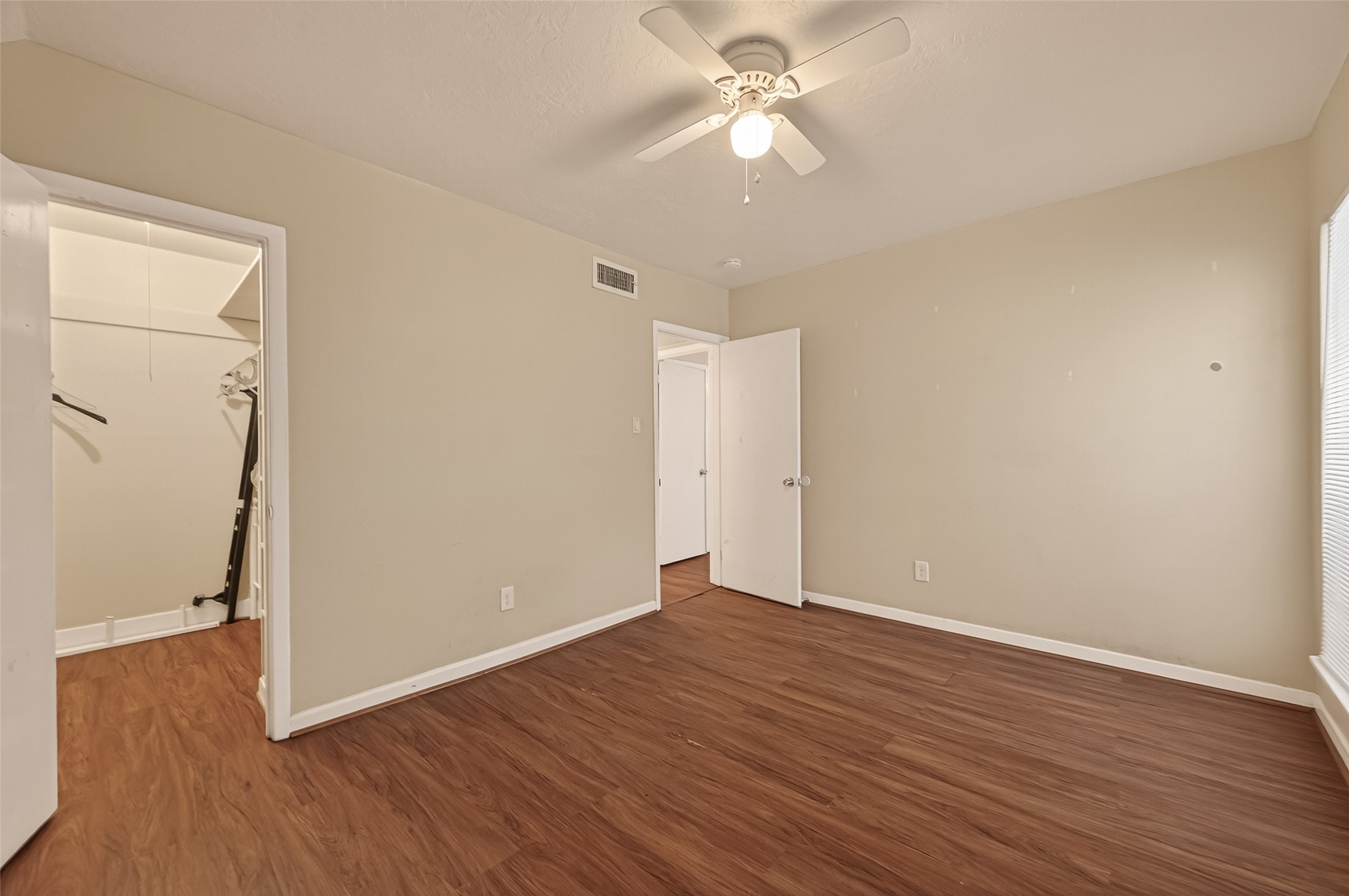 3400 Timmons Lane, Unit 31 Houston, TX 77027 - Photo 23 of 32 an empty room with wooden floor and ceiling fan