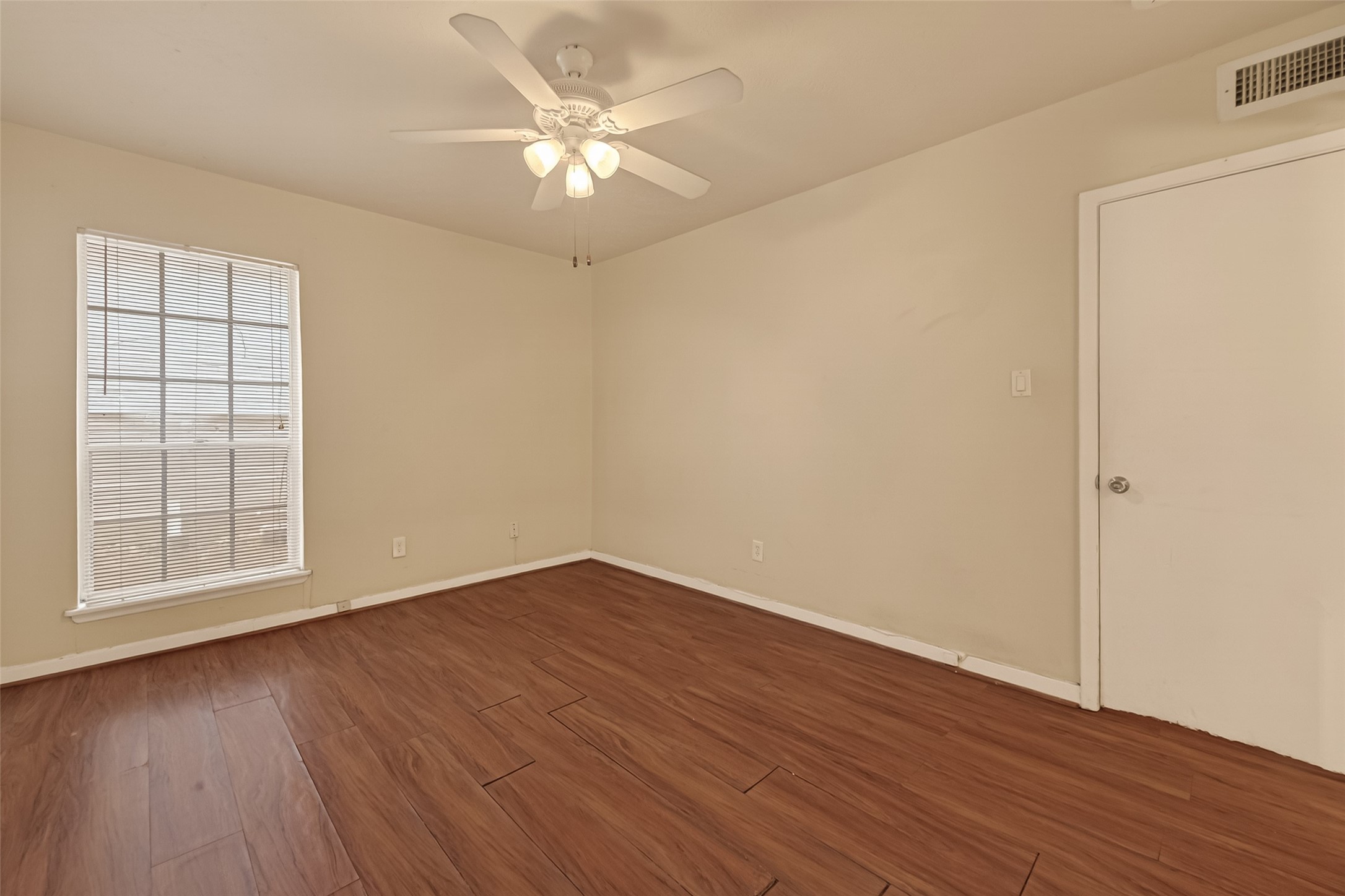 3400 Timmons Lane, Unit 31 Houston, TX 77027 - Photo 28 of 32 an empty room with wooden floor and windows