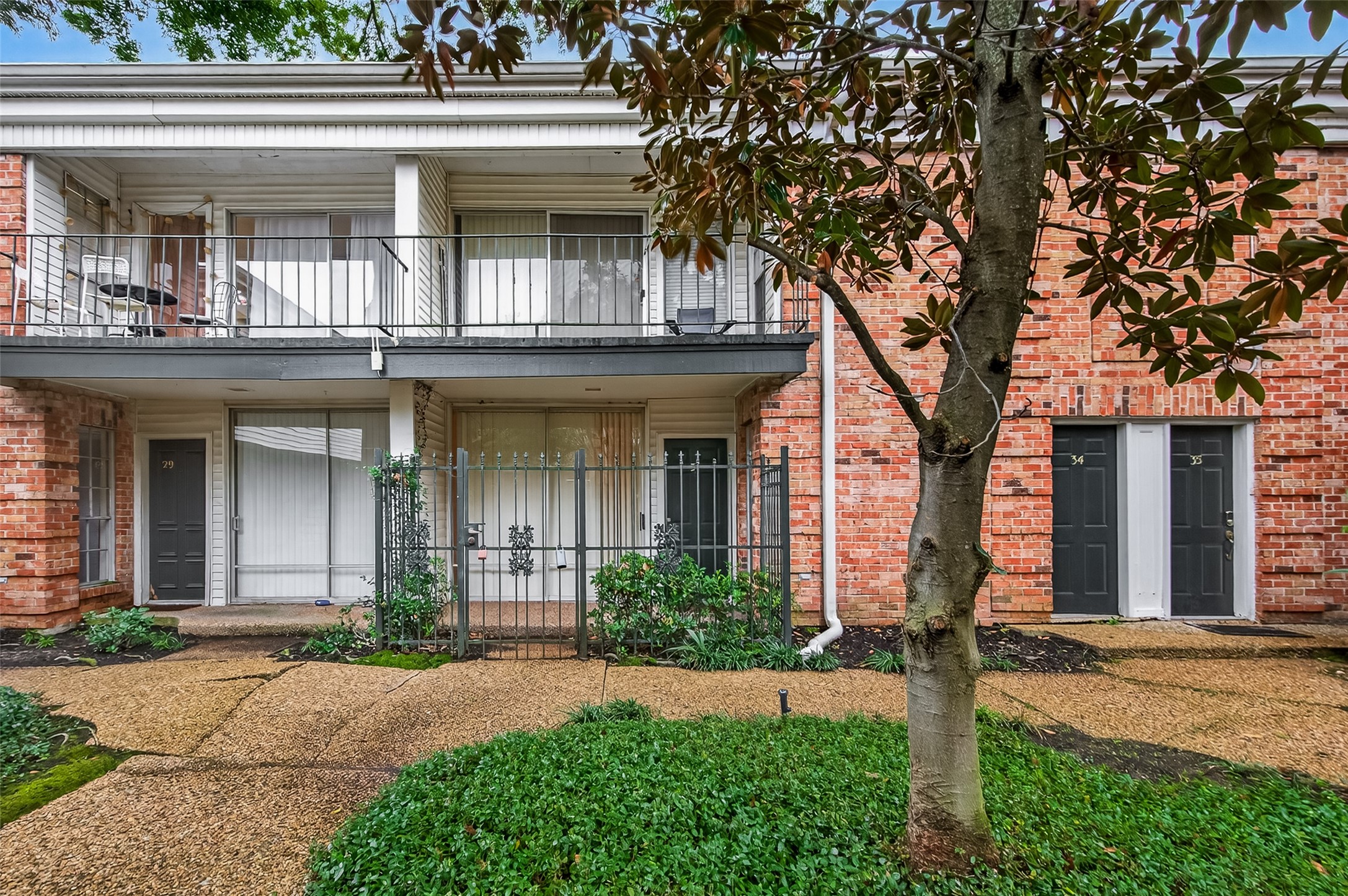 3400 Timmons Lane, Unit 31 Houston, TX 77027 - Photo 4 of 32 front view of a house with a yard
