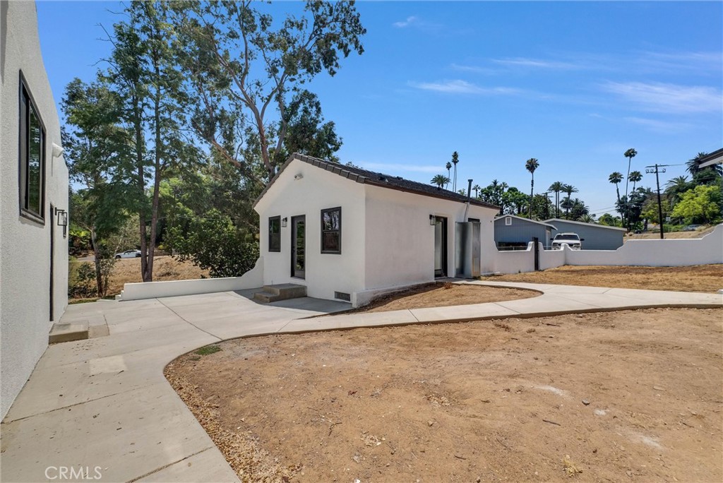 5090 Rockledge Drive Riverside, CA 92506 - Photo 28 of 40 a view of a backyard of the house