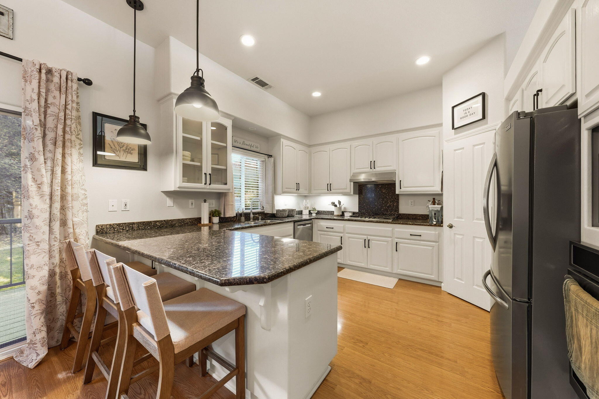1030 Tulare Court Redding, CA 96003 - Photo 6 of 34 Kitchen