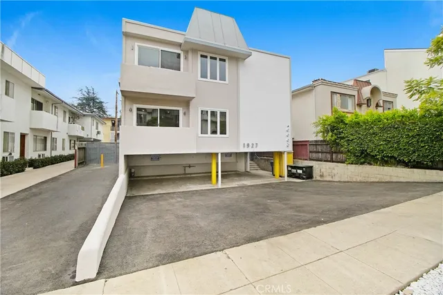 a house view with a outdoor space