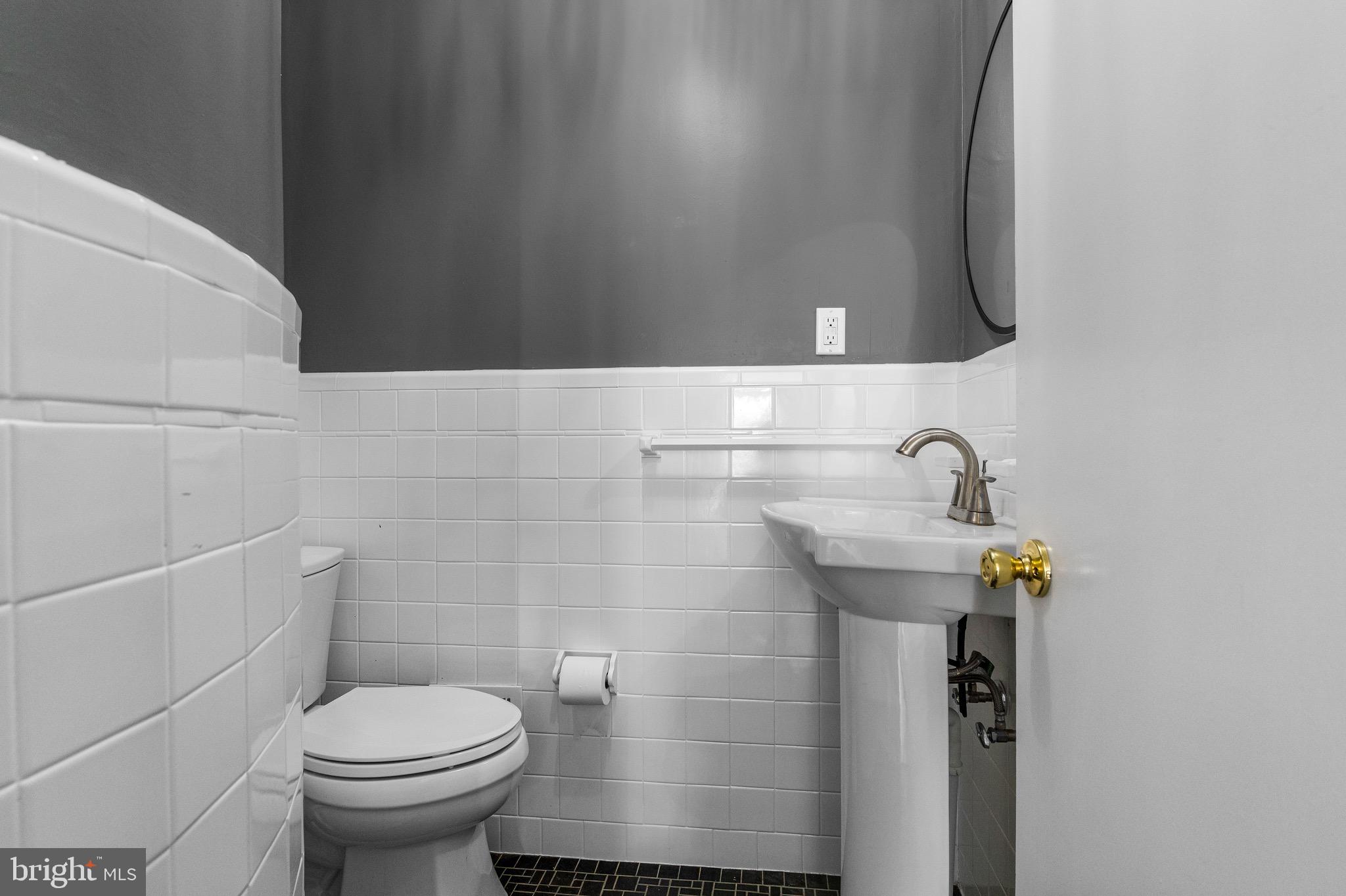 622 Greythorne Road Wynnewood, PA 19096 - Photo 16 of 36 Powder Room