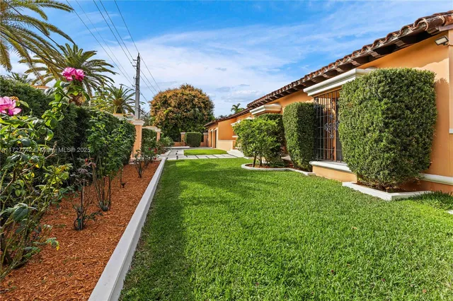 a view of a backyard with plants