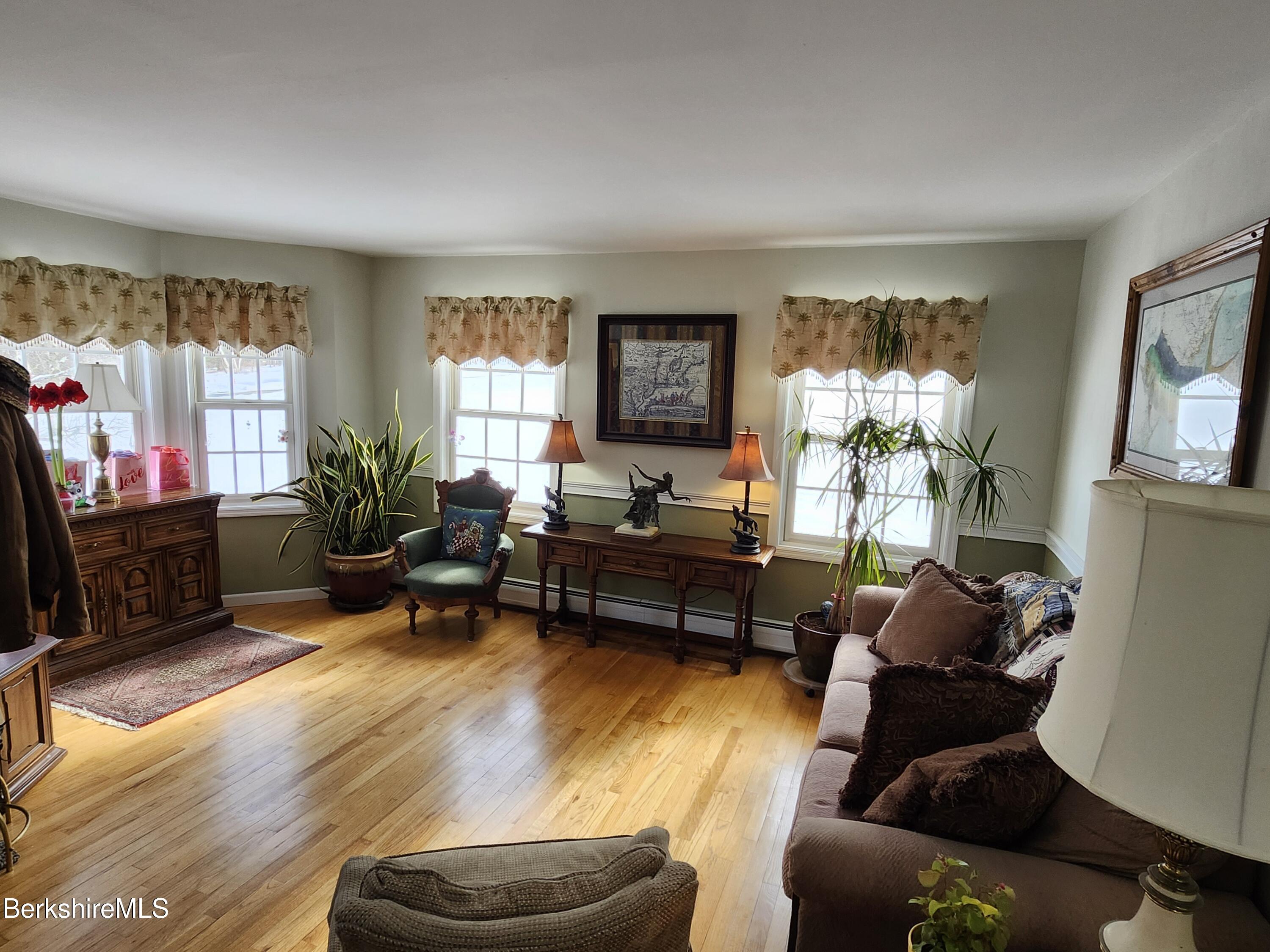 10 Lillybrook Road Pittsfield, MA 01201 - Photo 42 of 91 Livingroom