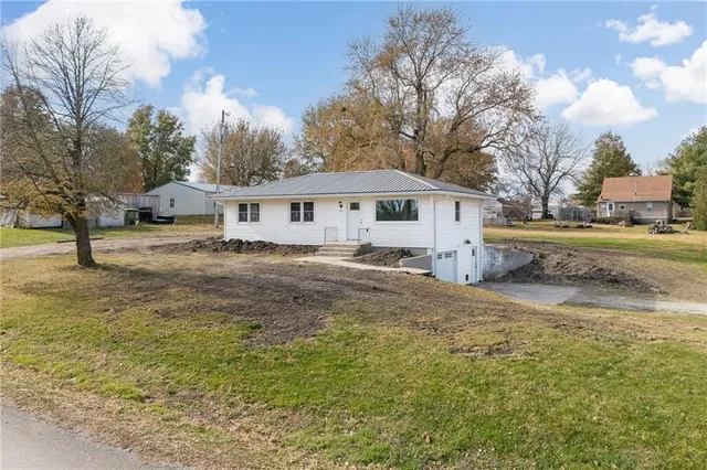 $189,900 | 211 North 3rd Street, King City, MO 64463