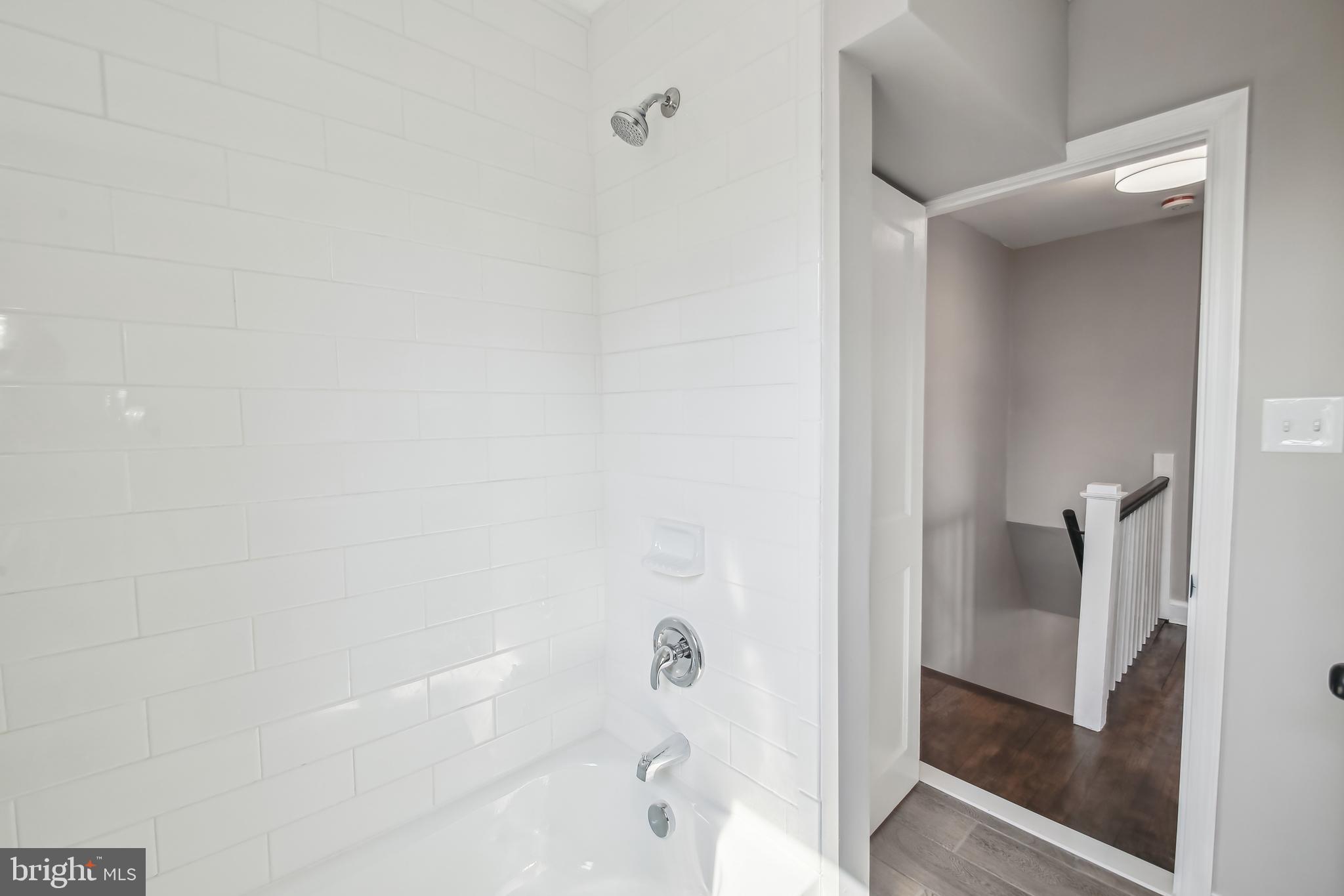 201 West Riverview Road Brooklyn, MD 21225 - Photo 23 of 35 Hall BA w/Tub, Subway Tile Surround & Linen Closet