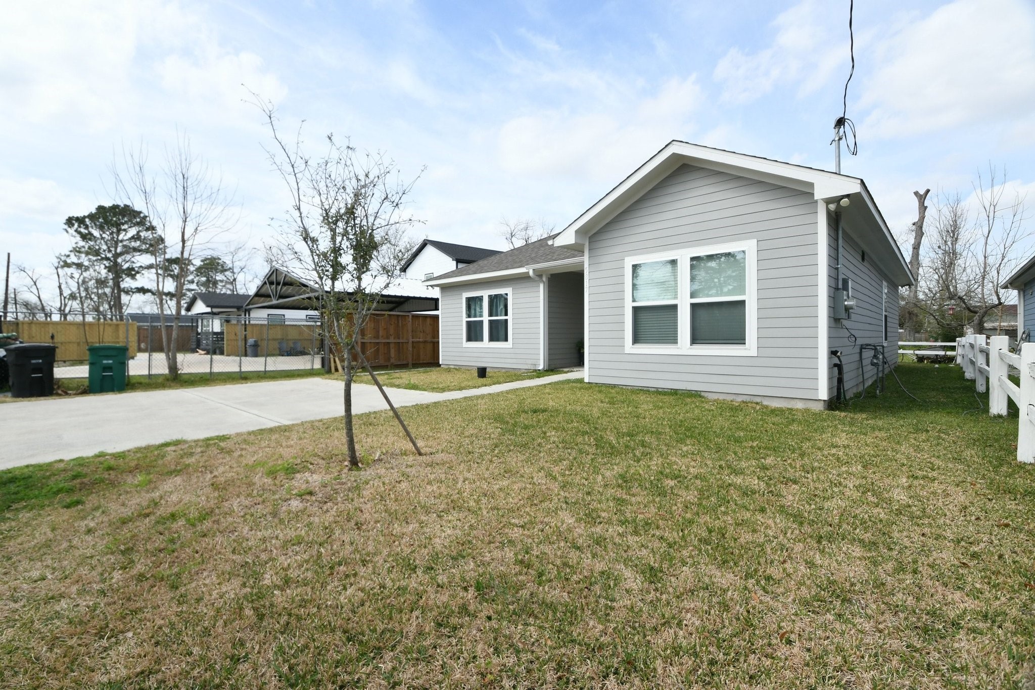 5817 Gaston Houston, TX 77016 - Photo 3 of 24 a house view with a garden space