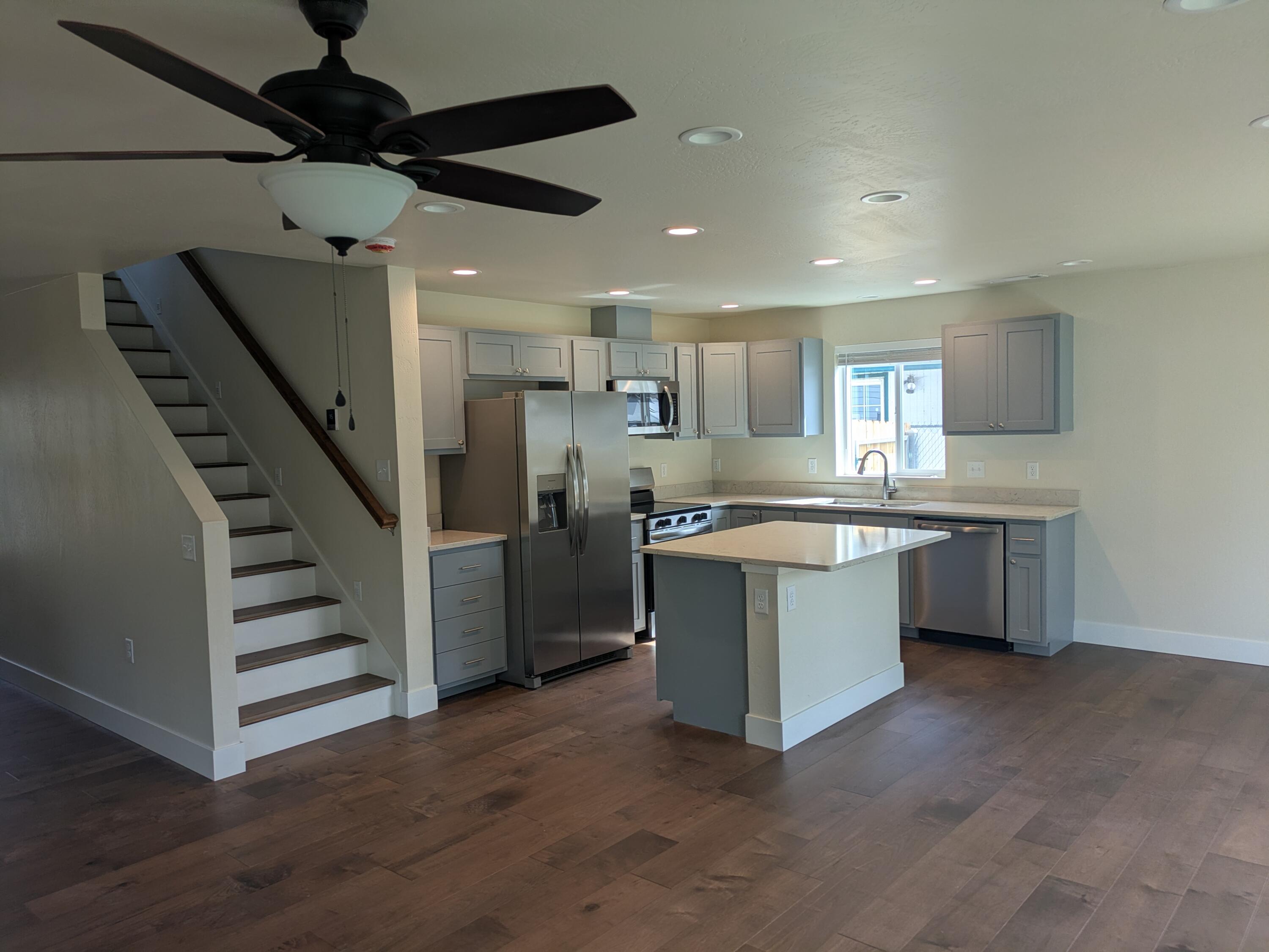 613 St Thomas Lane Eagle Point, OR 97524 - Photo 2 of 9