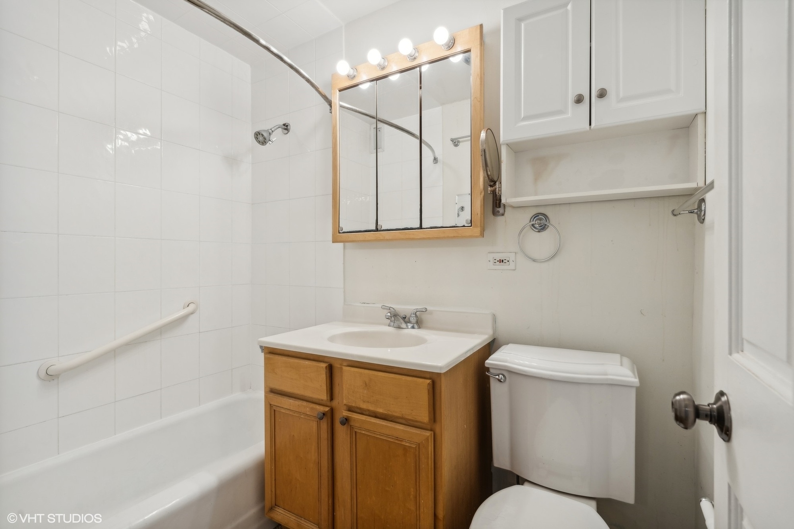 400 East Randolph Street, Unit 2525 Chicago, IL 60601 - Photo 13 of 23 a bathroom with a sink toilet and shower