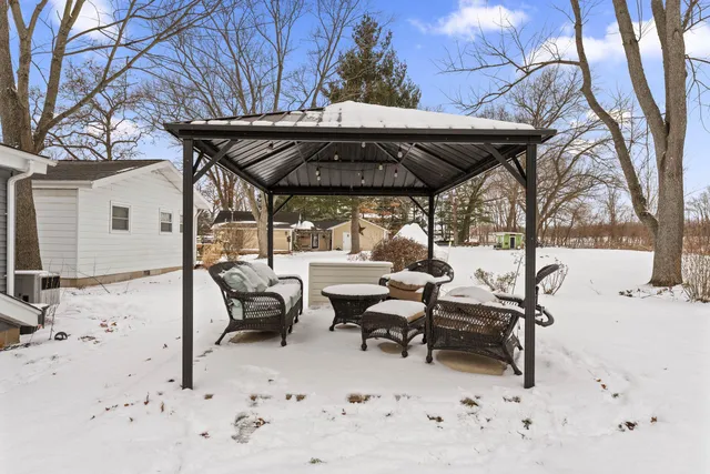 $350,000 | 31486 County Line Road, Dowagiac, MI 49047