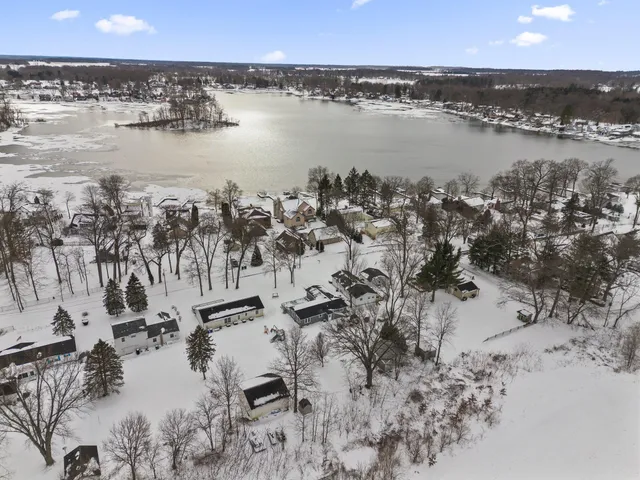 $350,000 | 31486 County Line Road, Dowagiac, MI 49047