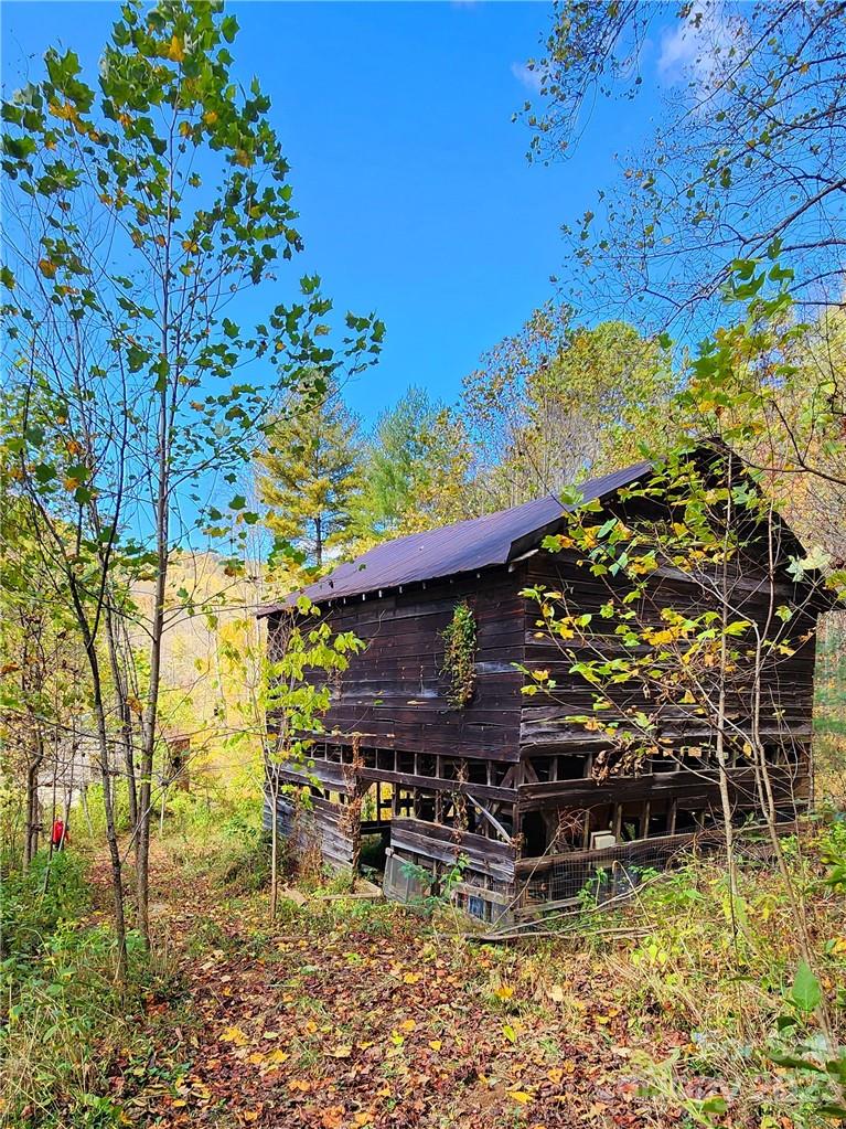 201 Clifford Fowler Road Hot Springs, NC 28743 - Photo 11 of 47 a wooden bench sitting in front of a building