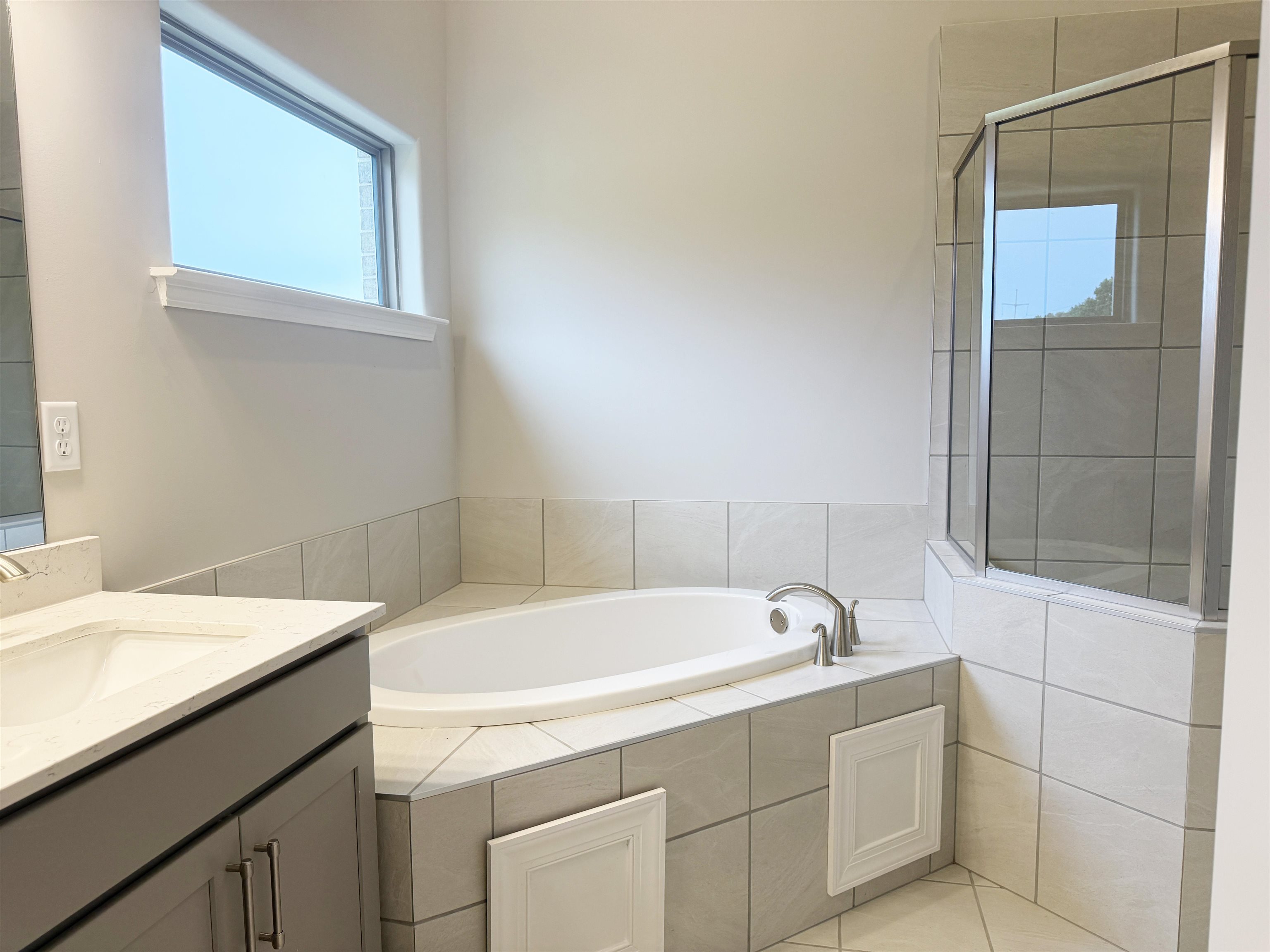 195 Ridgefield Drive Oakland, TN 38060 - Photo 16 of 29 a bathroom with a sink and a bathtub