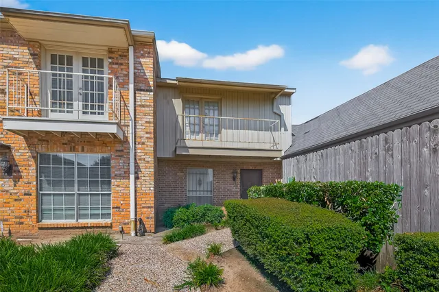 $1,500 | 6111 Beverly Hill Street, Unit 28, Houston, TX 77057