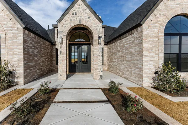 a view of entryway with a garden