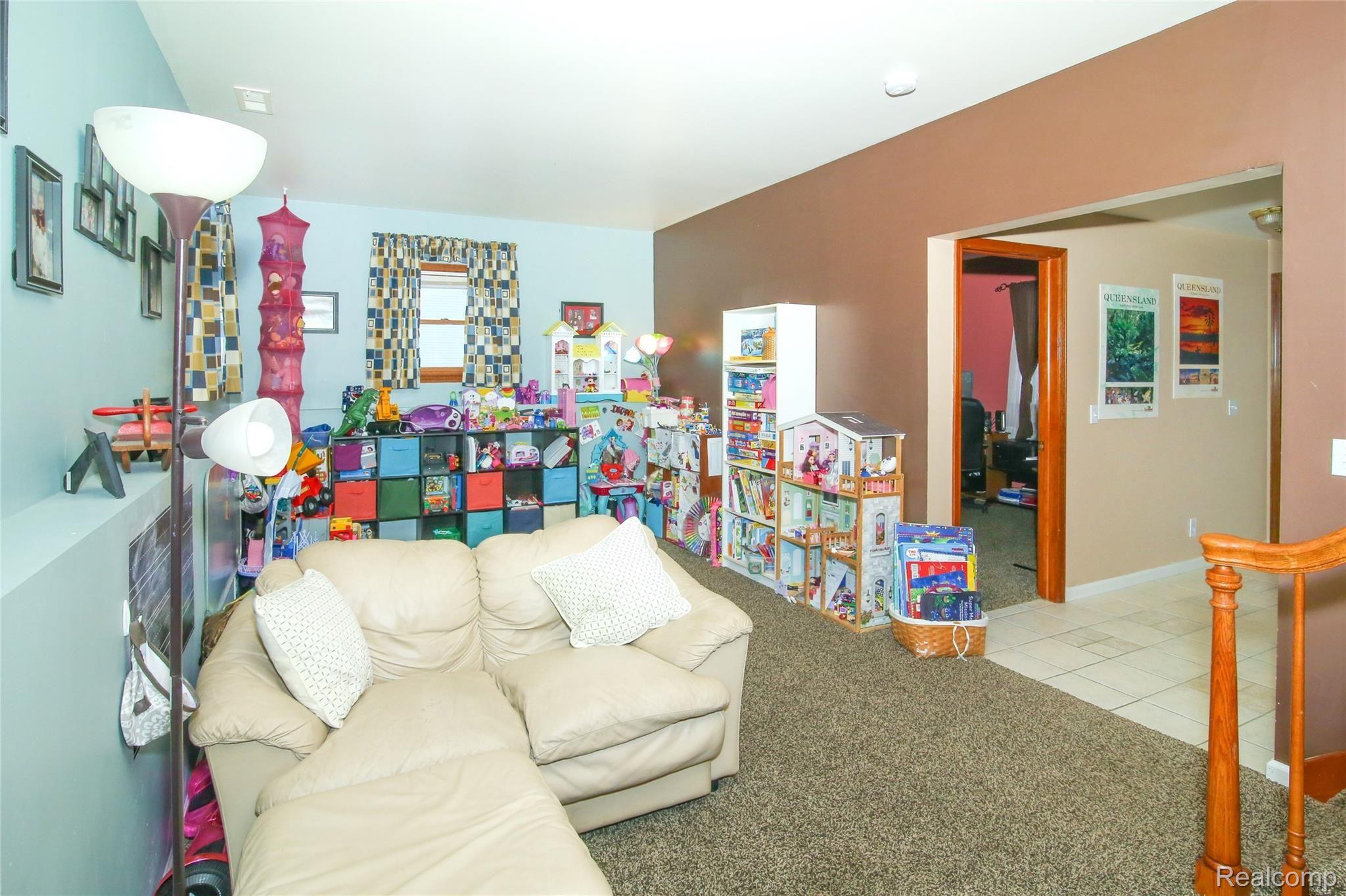 5300 North Webster Road Flint, MI 48504 - Photo 24 of 34 Family Room.jpg