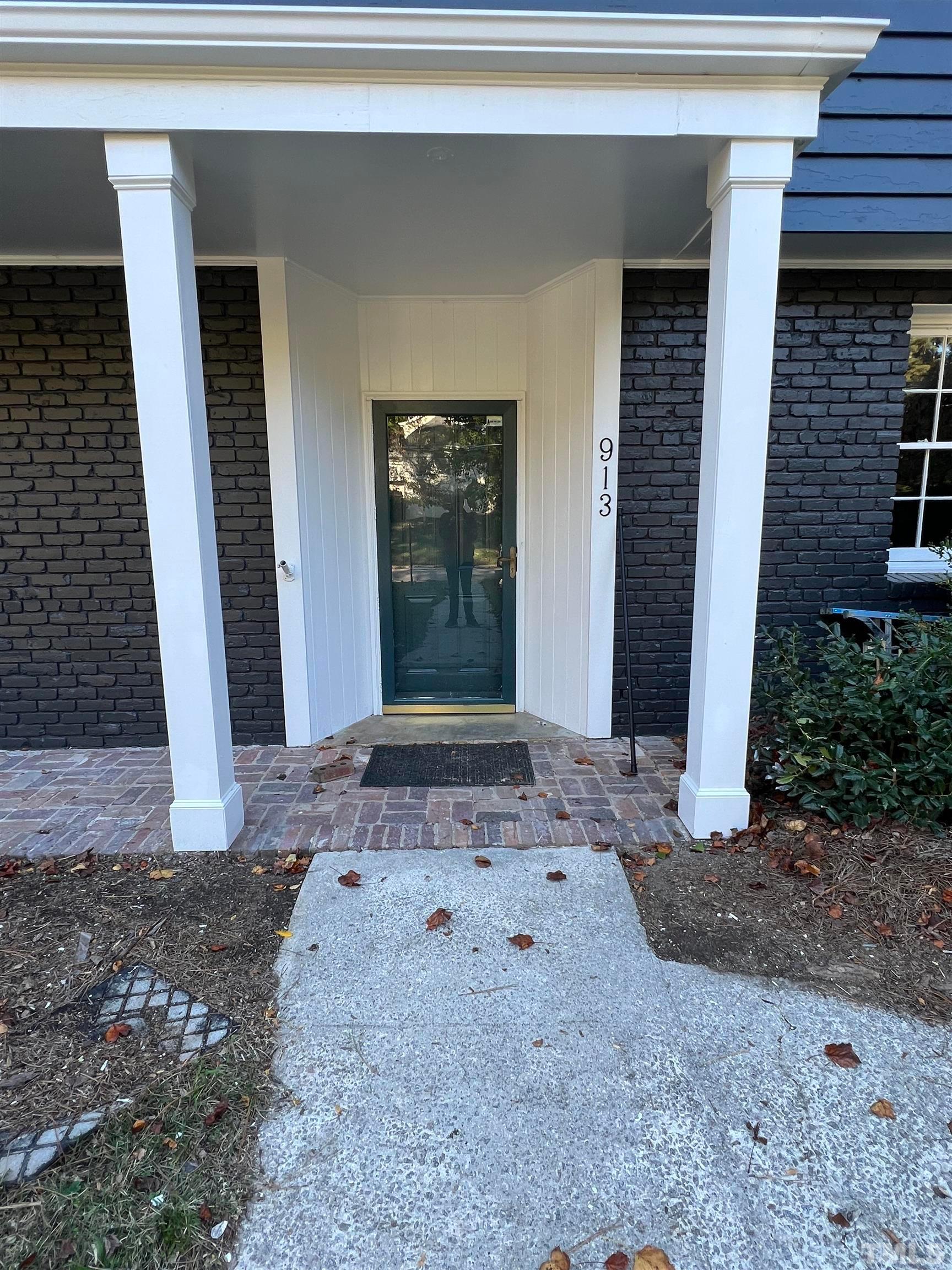 913 Brookwood Drive Raleigh, NC 27607 - Photo 4 of 23 a backyard of a house