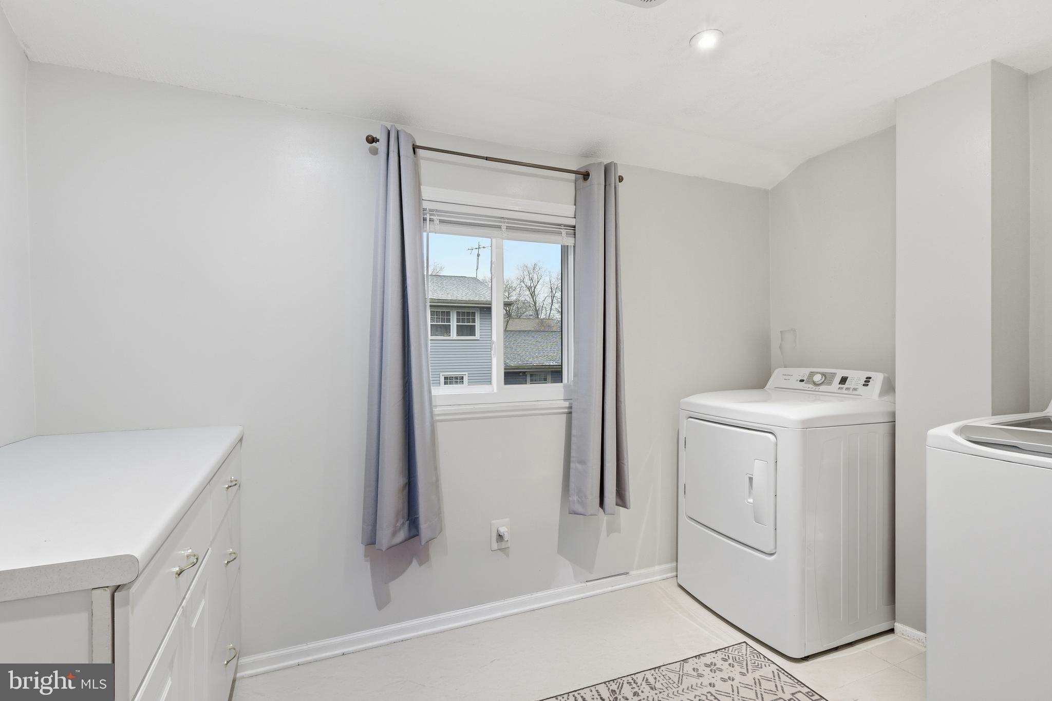 112 North Kennedy Road Sterling, VA 20164 - Photo 20 of 39 a utility room with dryer and washer
