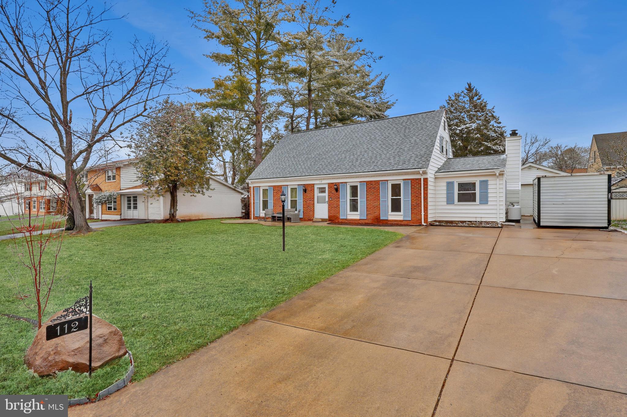 112 North Kennedy Road Sterling, VA 20164 - Photo 3 of 39 a front view of a house with a garden